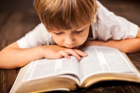 Il fariseo e il pubblicano il vangelo per bambini e ragazzi xxx domenica tempo ordinario anno c bambino che legge il vangelo