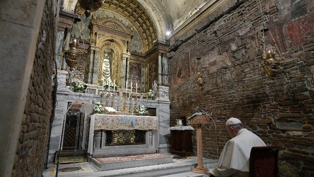 Papa Francesco in preghiera all'interno della Santa Casa di Loreto